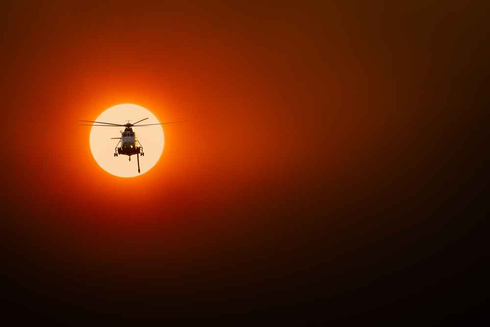 A water bombing helicopter returns to Stawell after a day fighting fires in the Grampians National Park (Gariwerd) in December 2024. Photo: Will Hudson. 