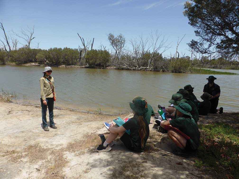 Ecologist Mirinda Thorpe answers questions from Jeparit Primary School students on how <br />
to protect their patch of the Wimmera River in November 2020. <br />
